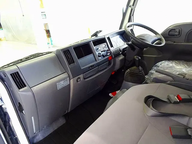 AC　PS　PW　SRS　ABS　キーレス　左電格ミラー　AM/FM　ETC　バックモニター　ターボ　排気ブレーキ　坂道発進補助装置　アイドリングストップ　フォグランプ　トラクションコントロール|いすゞ エルフ TRG-NJR85A(2WD)の写真7
