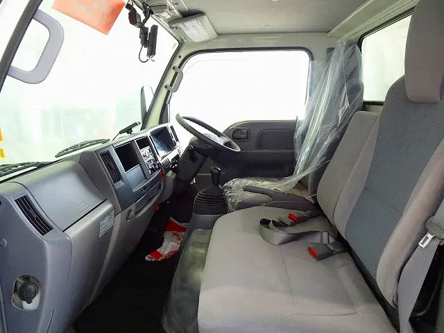 AC　PS　PW　SRS　ABS　キーレス　左電格ミラー　AM/FM　ETC　バックモニター　ターボ　排気ブレーキ　坂道発進補助装置　アイドリングストップ　フォグランプ　トラクションコントロール|いすゞ エルフ TRG-NJR85A(2WD)の写真8