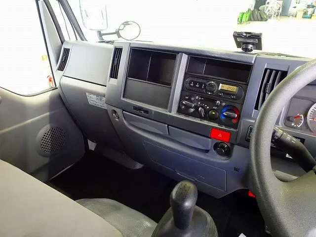 AC　PS　PW　SRS　ABS　キーレス　左電格ミラー　AM/FM　ETC　バックモニター　ターボ　排気ブレーキ　坂道発進補助装置　アイドリングストップ　フォグランプ　トラクションコントロール|いすゞ エルフ TRG-NJR85A(2WD)の写真9