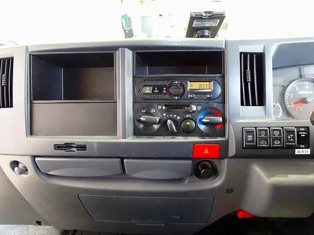 AC　PS　PW　SRS　ABS　キーレス　左電格ミラー　AM/FM　ETC　バックモニター　ターボ　排気ブレーキ　坂道発進補助装置　アイドリングストップ　フォグランプ　トラクションコントロール|いすゞ エルフ TRG-NJR85A(2WD)の写真10