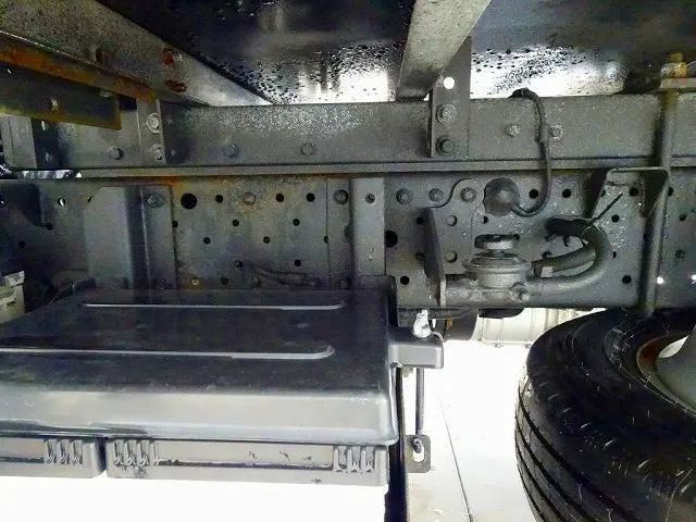 右シャシリア3連タイヤチェーンフック　シャーシは 錆止め/マフラー塗装 仕上げに力を入れています。|いすゞ エルフ TRG-NJR85A(2WD)の写真36