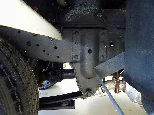 右シャシリア3連タイヤチェーンフック　シャーシは 錆止め/マフラー塗装 仕上げに力を入れています。|いすゞ エルフ TRG-NJR85A(2WD)の写真43