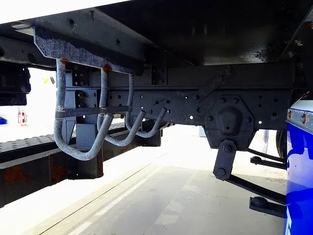 右シャシリア3連タイヤチェーンフック　シャーシは 錆止め/マフラー塗装 仕上げに力を入れています。|いすゞ エルフ TRG-NJR85A(2WD)の写真44