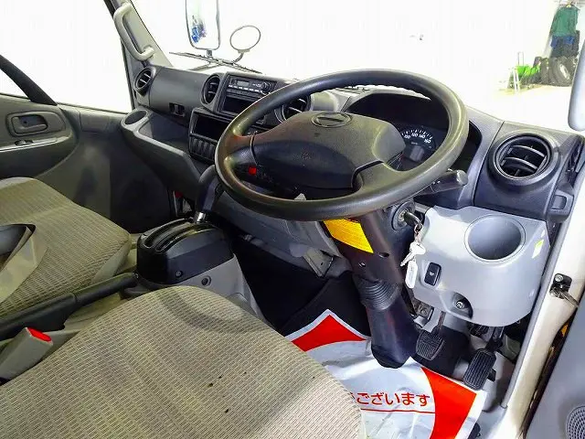 AC　PS　PW　SRS　ABS　集中ドアロック　左電格ミラー　AM/FMラジオ　ETC　バックモニター　ターボ　排気ブレーキ　アイドリングストップ　トラクションコントロール　ハイルーフ|日野 デュトロ TKG-XZC645M(2WD)の写真5