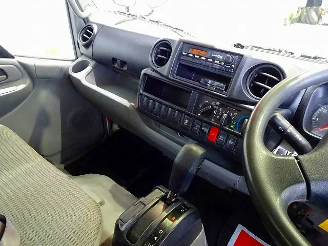 AC　PS　PW　SRS　ABS　集中ドアロック　左電格ミラー　AM/FMラジオ　ETC　バックモニター　ターボ　排気ブレーキ　アイドリングストップ　トラクションコントロール　ハイルーフ|日野 デュトロ TKG-XZC645M(2WD)の写真9