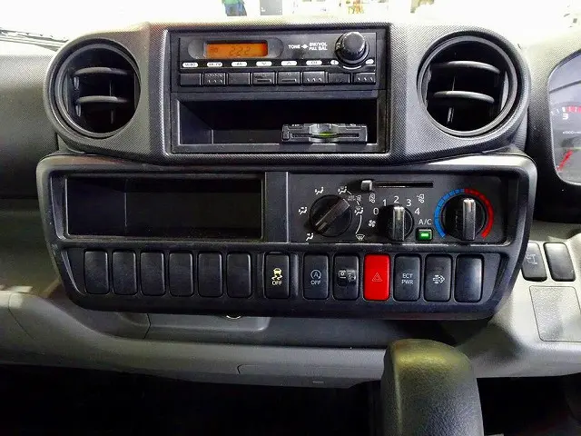 AC　PS　PW　SRS　ABS　集中ドアロック　左電格ミラー　AM/FMラジオ　ETC　バックモニター　ターボ　排気ブレーキ　アイドリングストップ　トラクションコントロール　ハイルーフ|日野 デュトロ TKG-XZC645M(2WD)の写真10