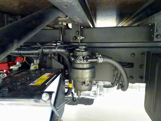 燃料タンク100L　左シャシ中央工具箱　シャーシは 錆止め/マフラー塗装 仕上げに力を入れています。|日野 デュトロ TKG-XZC645M(2WD)の写真34