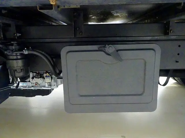 燃料タンク100L　左シャシ中央工具箱　シャーシは 錆止め/マフラー塗装 仕上げに力を入れています。|日野 デュトロ TKG-XZC645M(2WD)の写真35