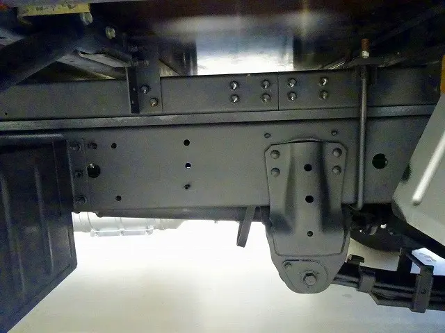 燃料タンク100L　左シャシ中央工具箱　シャーシは 錆止め/マフラー塗装 仕上げに力を入れています。|日野 デュトロ TKG-XZC645M(2WD)の写真36