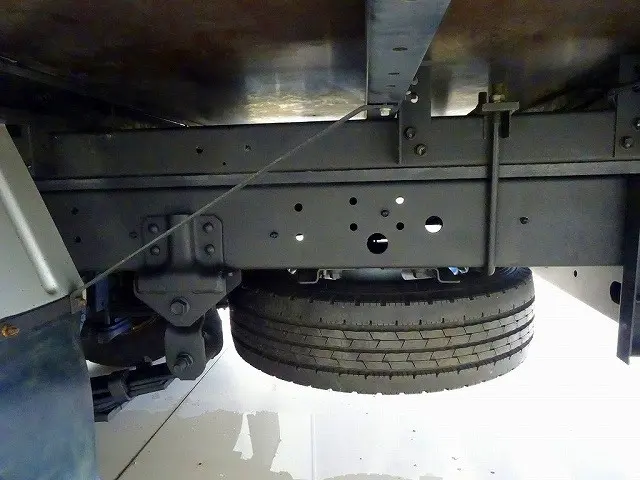 燃料タンク100L　左シャシ中央工具箱　シャーシは 錆止め/マフラー塗装 仕上げに力を入れています。|日野 デュトロ TKG-XZC645M(2WD)の写真37