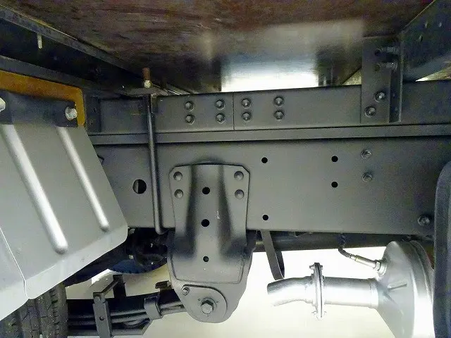 燃料タンク100L　左シャシ中央工具箱　シャーシは 錆止め/マフラー塗装 仕上げに力を入れています。|日野 デュトロ TKG-XZC645M(2WD)の写真41