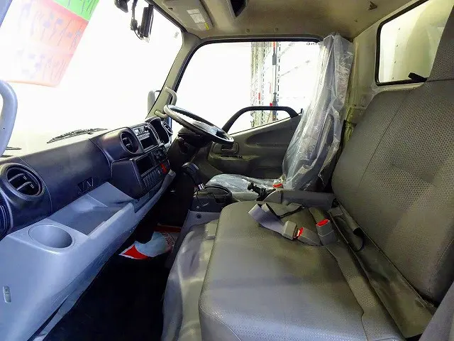 AC　PS　PW　SRS　ABS　キーフリー　左電格ミラー　ラジオ　バックモニター　ドラレコ　ターボ　排気ブレーキ　アイドリングストップ　フォグランプ　TRC　電動パーキングブレーキ　ハイルーフ|日野 デュトロ TKG-XZU655M(2WD)の写真8