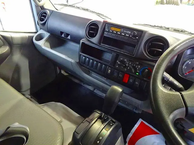 AC　PS　PW　SRS　ABS　キーフリー　左電格ミラー　ラジオ　バックモニター　ドラレコ　ターボ　排気ブレーキ　アイドリングストップ　フォグランプ　TRC　電動パーキングブレーキ　ハイルーフ|日野 デュトロ TKG-XZU655M(2WD)の写真9