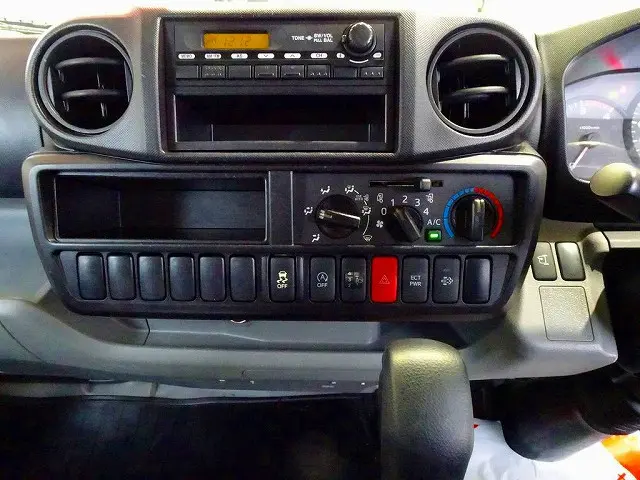 AC　PS　PW　SRS　ABS　キーフリー　左電格ミラー　ラジオ　バックモニター　ドラレコ　ターボ　排気ブレーキ　アイドリングストップ　フォグランプ　TRC　電動パーキングブレーキ　ハイルーフ|日野 デュトロ TKG-XZU655M(2WD)の写真10