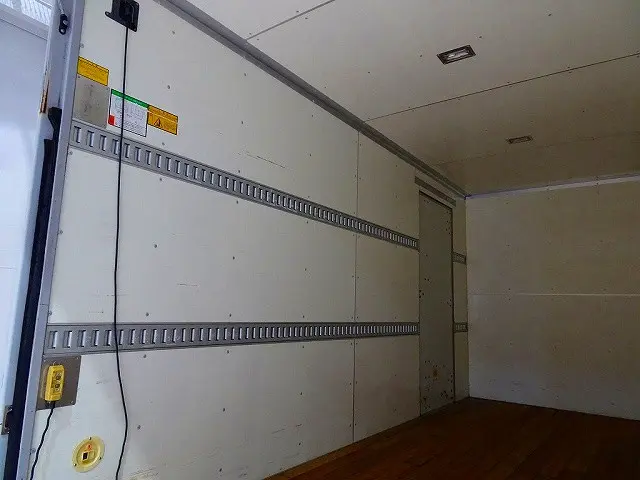 荷台内寸：452×184×225　リア上部跳ね上げ式/下部フルゲート1,000kg付　左サイドスライドドア　ラッシングレール2段(75cm/150cm)　荷室灯2個|日野 デュトロ TKG-XZU655M(2WD)の写真24