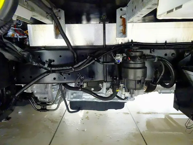 燃料タンク100L　シャーシは 錆止め/マフラー塗装 仕上げに力を入れています。|日野 デュトロ TKG-XZU655M(2WD)の写真38