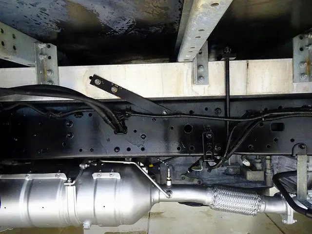 燃料タンク100L　シャーシは 錆止め/マフラー塗装 仕上げに力を入れています。|日野 デュトロ TKG-XZU655M(2WD)の写真43