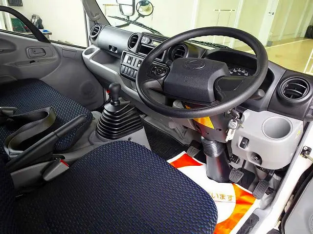 AC PS PW SRS ABS 集中ドアロック 左電格ミラー AM/FMラジオ ルームミラー式バックモニター ターボ 排気ブレーキ 車線逸脱警報装置 衝突被害軽減ブレーキ|日野 デュトロ 2KG-XZU605M(2WD)の写真5