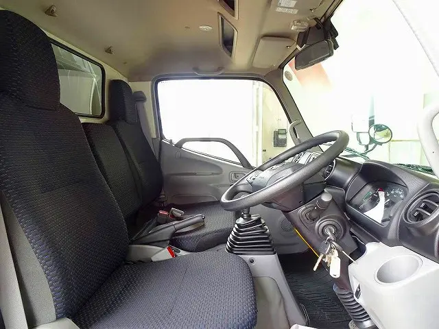 AC PS PW SRS ABS 集中ドアロック 左電格ミラー AM/FMラジオ ルームミラー式バックモニター ターボ 排気ブレーキ 車線逸脱警報装置 衝突被害軽減ブレーキ|日野 デュトロ 2KG-XZU605M(2WD)の写真6