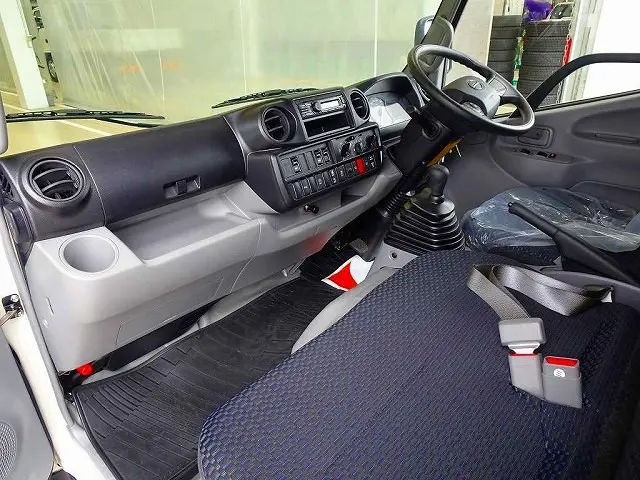 AC PS PW SRS ABS 集中ドアロック 左電格ミラー AM/FMラジオ ルームミラー式バックモニター ターボ 排気ブレーキ 車線逸脱警報装置 衝突被害軽減ブレーキ|日野 デュトロ 2KG-XZU605M(2WD)の写真7