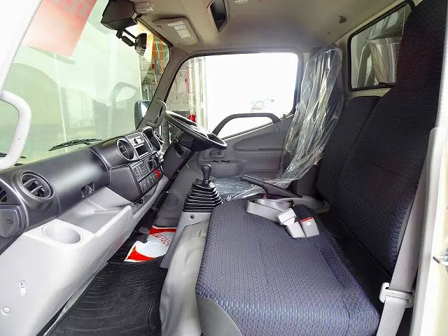 AC PS PW SRS ABS 集中ドアロック 左電格ミラー AM/FMラジオ ルームミラー式バックモニター ターボ 排気ブレーキ 車線逸脱警報装置 衝突被害軽減ブレーキ|日野 デュトロ 2KG-XZU605M(2WD)の写真8