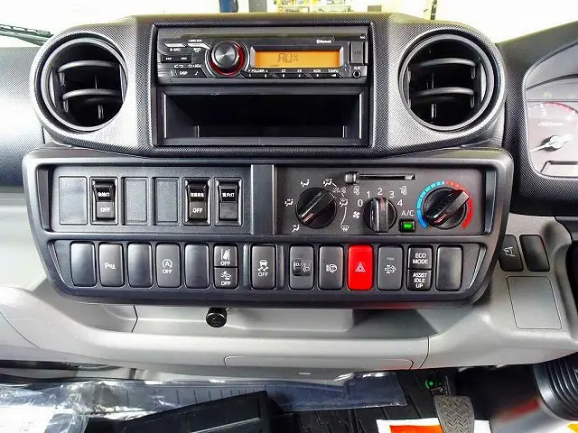 AC PS PW SRS ABS 集中ドアロック 左電格ミラー AM/FMラジオ ルームミラー式バックモニター ターボ 排気ブレーキ 車線逸脱警報装置 衝突被害軽減ブレーキ|日野 デュトロ 2KG-XZU605M(2WD)の写真10