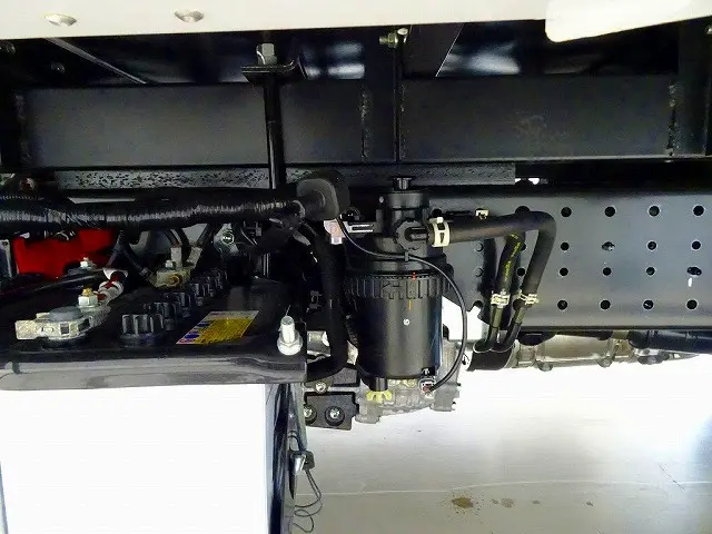 燃料タンク80L タイヤ止め2個 左シャシリア工具箱|日野 デュトロ 2KG-XZU605M(2WD)の写真34