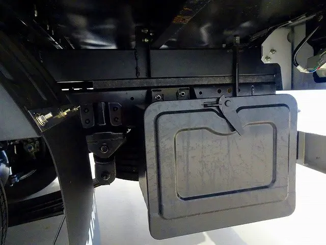 燃料タンク80L タイヤ止め2個 左シャシリア工具箱|日野 デュトロ 2KG-XZU605M(2WD)の写真36