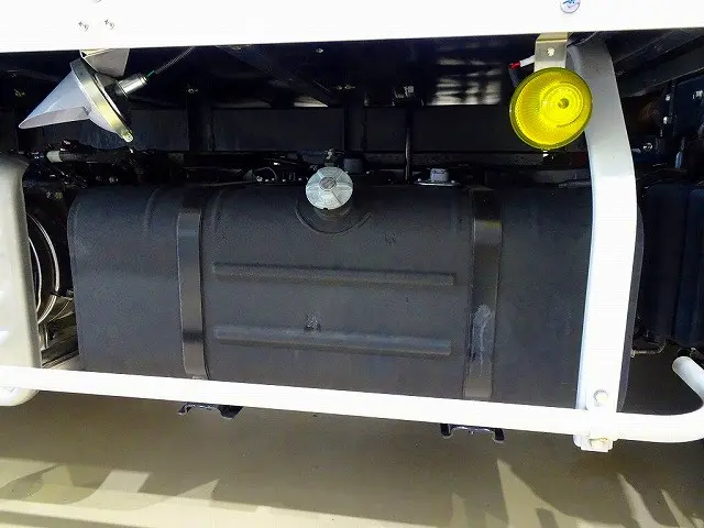燃料タンク80L タイヤ止め2個 左シャシリア工具箱|日野 デュトロ 2KG-XZU605M(2WD)の写真39