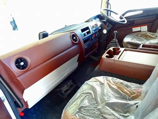 オートAC　PS　PW　SRS　ABS　集中ドアロック　左電格ミラー　エアサスシート/肘掛け　AM/FMラジオ　バックモニター　タコグラフ　アドブルー　ターボ　排気ブレーキ　フロア6MT|日野 レンジャー 2PG-FD2ABG(2WD)の写真7