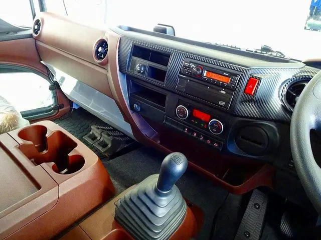 オートAC　PS　PW　SRS　ABS　集中ドアロック　左電格ミラー　エアサスシート/肘掛け　AM/FMラジオ　バックモニター　タコグラフ　アドブルー　ターボ　排気ブレーキ　フロア6MT|日野 レンジャー 2PG-FD2ABG(2WD)の写真10