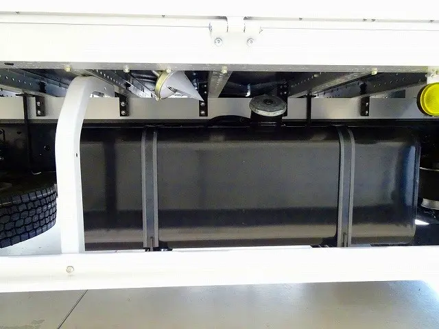 燃料タンク200L　タイヤ止め2個　アルミ製サイドガード　左シャシリア3連タイヤチェーンフック　右シャシリア工具箱|日野 レンジャー 2PG-FD2ABG(2WD)の写真42