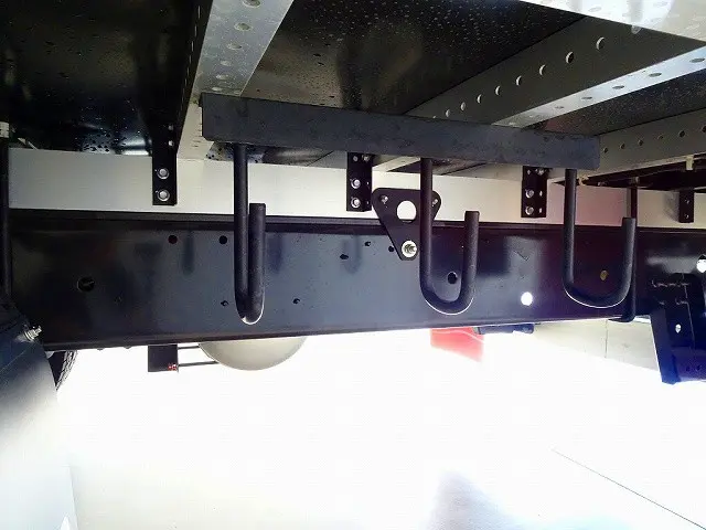 燃料タンク200L　タイヤ止め2個　アルミ製サイドガード　左シャシリア3連タイヤチェーンフック　右シャシリア工具箱|日野 レンジャー 2PG-FD2ABG(2WD)の写真43