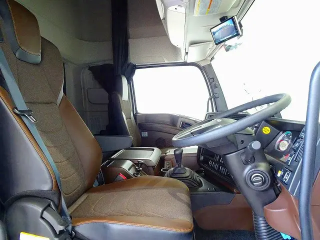 アドブルー　T/Mリターダ　デフロック　クルーズコントロール　HSA　車線逸脱警報装置　PCB　アイドリングストップ　フォグランプ　ASR　ヘッドライトウォッシャー　エアサスシート/肘掛け|いすゞ ギガ 2PG-CYJ77D(8x4)の写真6