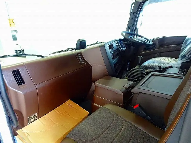 オートAC　PS　PW　SRS　ABS　キーフリー　左電格ミラー/ヒーター/ワイパー　Bluetooth Audio　ETC2.0　バックモニター　ドラレコ　タコグラフ　フロア7MT|いすゞ ギガ 2PG-CYJ77D(8x4)の写真8