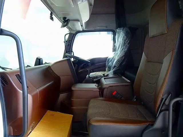 アドブルー　T/Mリターダ　デフロック　クルーズコントロール　HSA　車線逸脱警報装置　PCB　アイドリングストップ　フォグランプ　ASR　ヘッドライトウォッシャー　エアサスシート/肘掛け|いすゞ ギガ 2PG-CYJ77D(8x4)の写真9