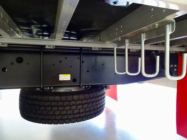 燃料タンク300L×2個　タイヤ止め2個　アルミ製サイドガード　左右シャシリア4連タイヤチェーンフック　右シャシリア工具箱(60kg)|いすゞ ギガ 2PG-CYJ77D(8x4)の写真43