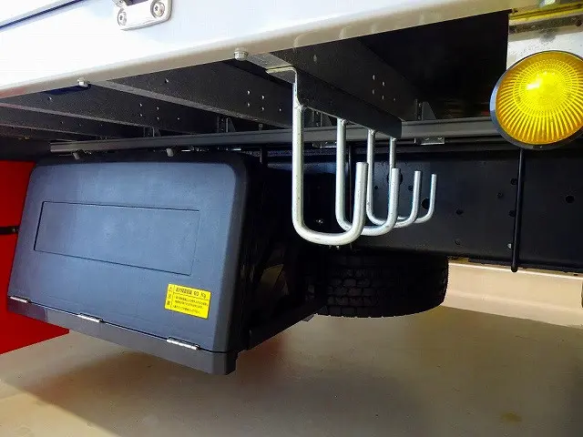 燃料タンク300L×2個　タイヤ止め2個　アルミ製サイドガード　左右シャシリア4連タイヤチェーンフック　右シャシリア工具箱(60kg)|いすゞ ギガ 2PG-CYJ77D(8x4)の写真49