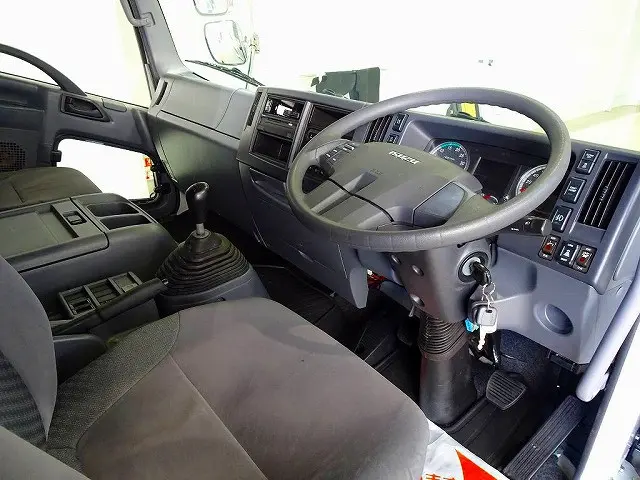 オートAC　PS　PW　SRS　ABS　キーレス　左電格ミラー/ヒーター/左右電動角度調整　エアサスシート　AM/FMラジオ　ETC　バックモニター　タコグラフ　フロア6MT|いすゞ フォワード 2RG-FRR90S2(2WD)の写真5