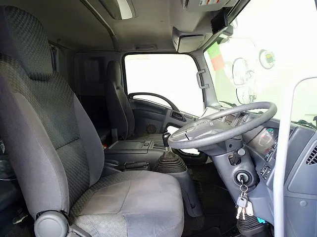 アドブルー　ターボ　排気ブレーキ　坂道発進補助装置　車線逸脱警報装置　衝突被害軽減ブレーキ　アルミホイール　アイドリングストップ　フォグランプ　室内蛍光灯|いすゞ フォワード 2RG-FRR90S2(2WD)の写真6