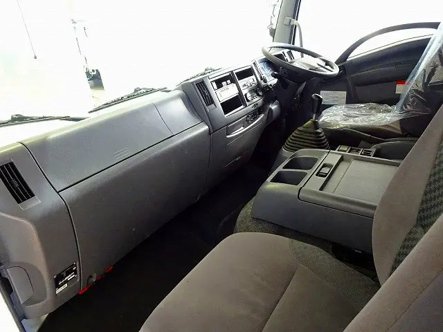 オートAC　PS　PW　SRS　ABS　キーレス　左電格ミラー/ヒーター/左右電動角度調整　エアサスシート　AM/FMラジオ　ETC　バックモニター　タコグラフ　フロア6MT|いすゞ フォワード 2RG-FRR90S2(2WD)の写真7