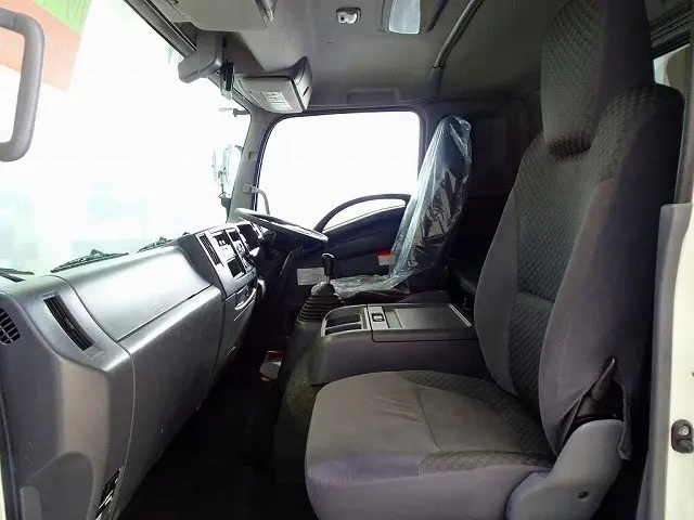 アドブルー　ターボ　排気ブレーキ　坂道発進補助装置　車線逸脱警報装置　衝突被害軽減ブレーキ　アルミホイール　アイドリングストップ　フォグランプ　室内蛍光灯|いすゞ フォワード 2RG-FRR90S2(2WD)の写真8