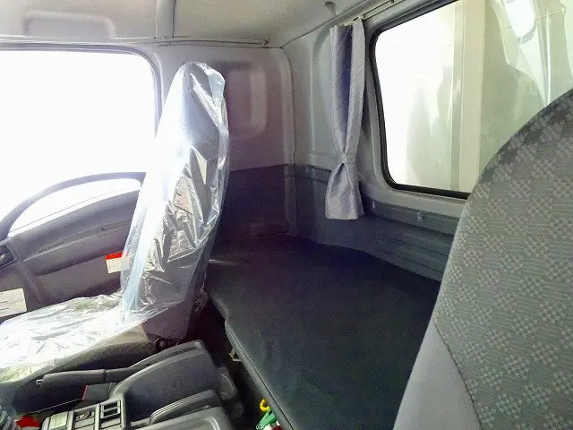 2人乗り　ワイドベッド付　室内蛍光灯　消火器1個　純正エアディフレクター|いすゞ フォワード 2RG-FRR90S2(2WD)の写真9