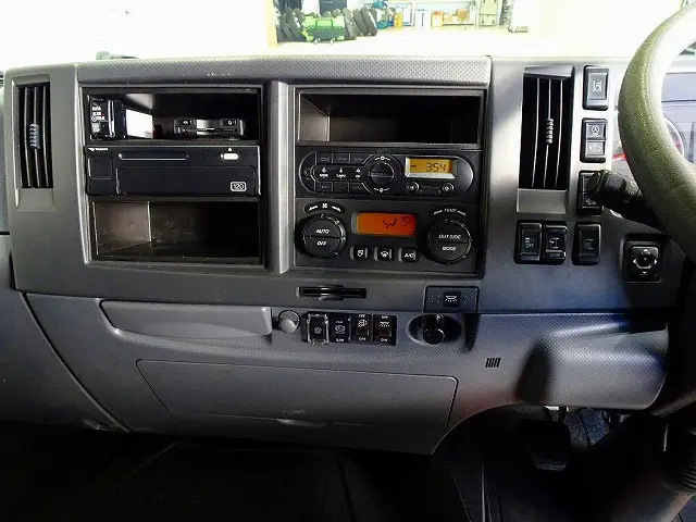 アドブルー　ターボ　排気ブレーキ　坂道発進補助装置　車線逸脱警報装置　衝突被害軽減ブレーキ　アルミホイール　アイドリングストップ　フォグランプ　室内蛍光灯|いすゞ フォワード 2RG-FRR90S2(2WD)の写真11