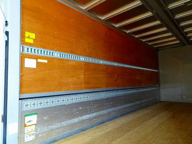 荷台内寸：626×241×240　日本フルハーフ/DMS　リア上部跳ね上げ式/下部フルゲート付　床フック8対　ラッシングレール2段(61cm/140cm)　荷室LED灯3個　PG/1,000kg付|いすゞ フォワード 2RG-FRR90S2(2WD)の写真26