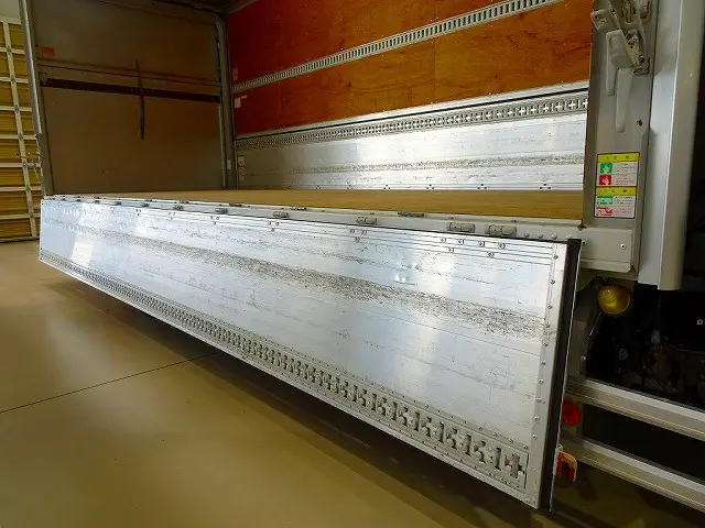 荷台内寸：626×241×240　日本フルハーフ/DMS　リア上部跳ね上げ式/下部フルゲート付　床フック8対　ラッシングレール2段(61cm/140cm)　荷室LED灯3個　PG/1,000kg付|いすゞ フォワード 2RG-FRR90S2(2WD)の写真33