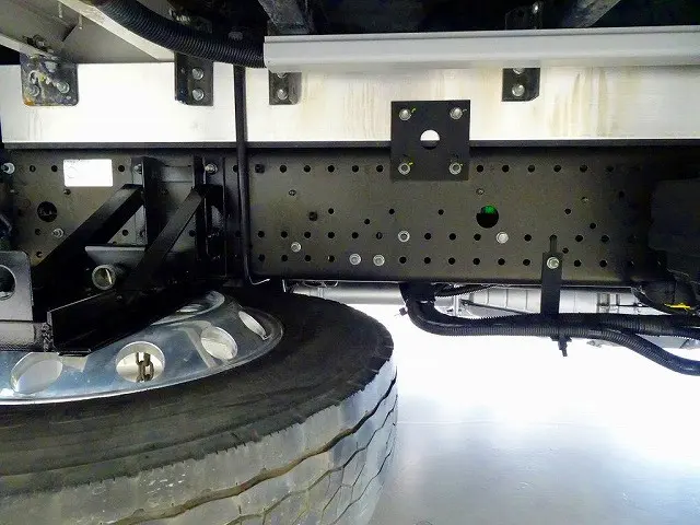 燃料タンク200L　タイヤ止め2個　アルミ製リアフェンダー/サイドガード　左シャシリア3連タイヤチェーンフック2個　右シャシリア工具箱|いすゞ フォワード 2RG-FRR90S2(2WD)の写真42