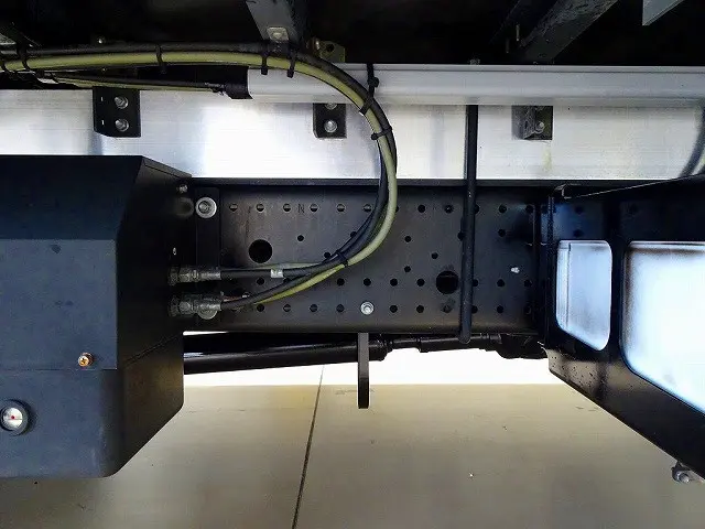 シャーシは 錆止め/マフラー塗装 仕上げに力を入れています。|いすゞ フォワード 2RG-FRR90S2(2WD)の写真48