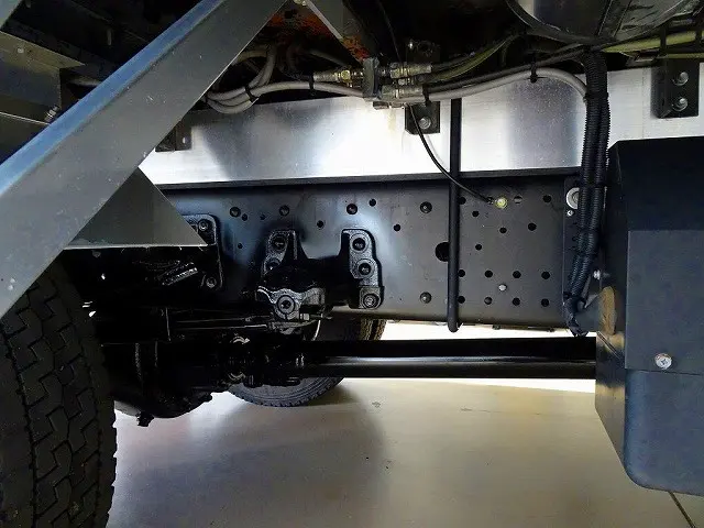 シャーシは 錆止め/マフラー塗装 仕上げに力を入れています。|いすゞ フォワード 2RG-FRR90S2(2WD)の写真49