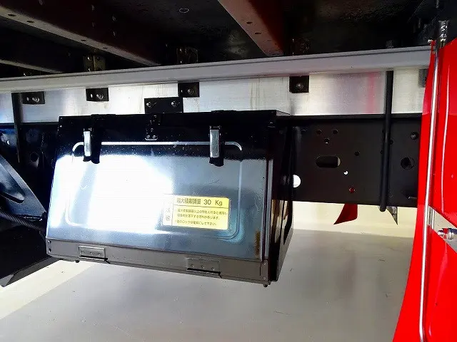 燃料タンク200L　タイヤ止め2個　アルミ製リアフェンダー/サイドガード　左シャシリア3連タイヤチェーンフック2個　右シャシリア工具箱|いすゞ フォワード 2RG-FRR90S2(2WD)の写真50